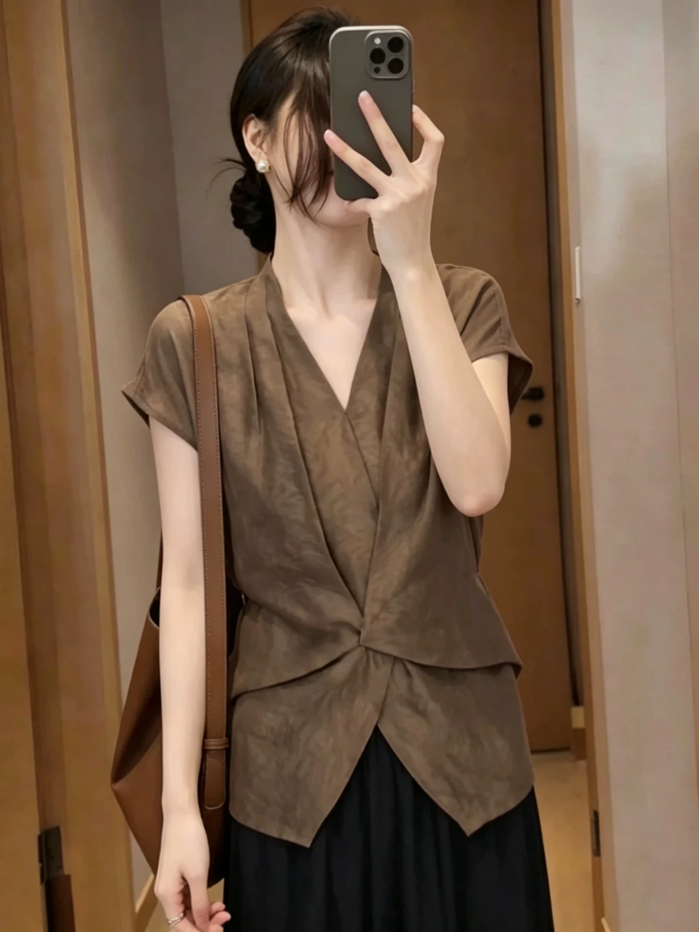 

Cafe Au Lait V-Neck Short Sleeve Base Shirt Women Summer 2026 plus Size Elegant Knot Short Length Top Korean Style Loose Fit