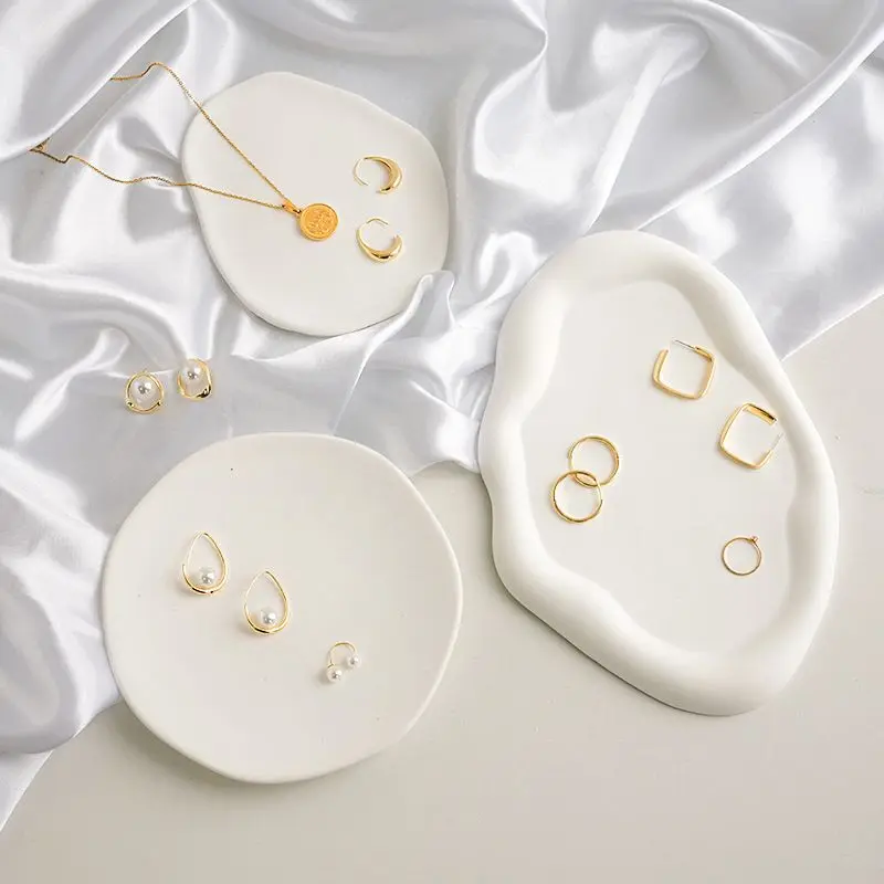 Aesthetic Cloud Shape Ceramic Jewelry Tray Matte Finish Ring Dish Organizer for Vanity Desk Photo Props Home Decor Gift