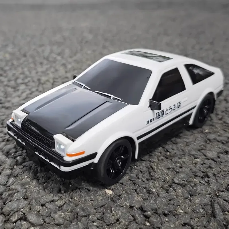 Escala 1/24 4WD RC Drift Car Brinquedo modelo de corrida de controle remoto profissional com corpo de simulação sem fio 2.4G para adultos