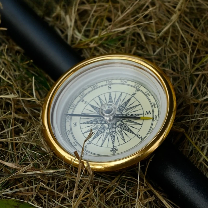 Vintage Outdoor-Kompass in Goldoptik mit Glatter Oberfläche für Wandern, Trekking, Erkundung und Navigation - Outdoor-Zubehör für Camping
