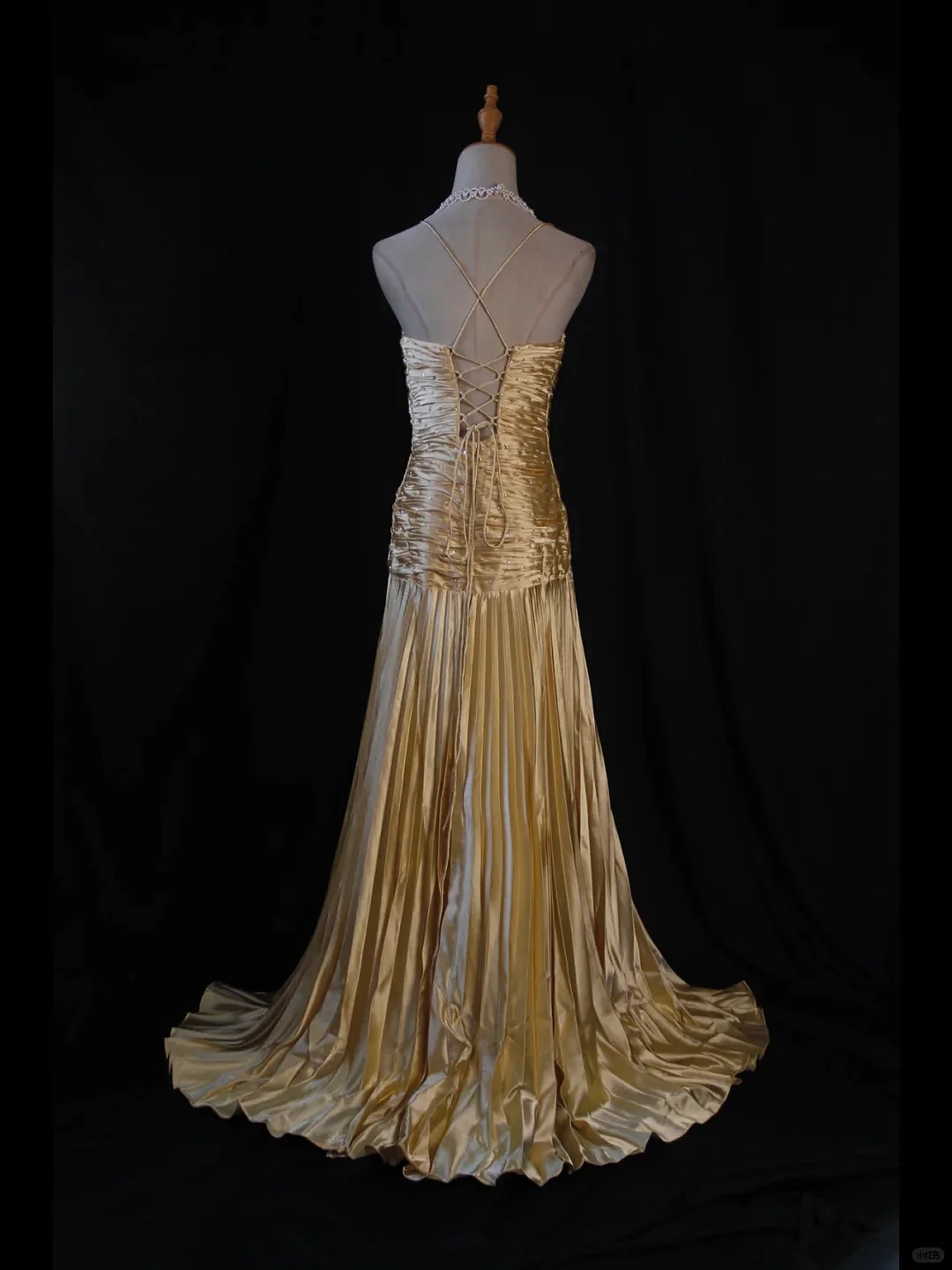 Vintage Golden Prom Dress A-Line Halter Cross Pleated Sleeveless Backless Floor Length Satin Crystal Celebrity Evening Gown