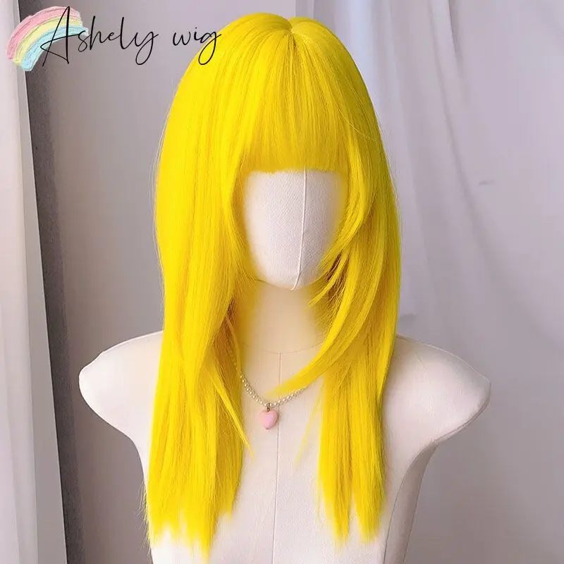 شعر مستعار أصفر للنساء لوليتا شعر مستعار تأثيري مع الانفجارات شعر مستعار متوسط الطول مع طبقات ارتفاع درجة الحرارة الألياف بيروكات صناعية