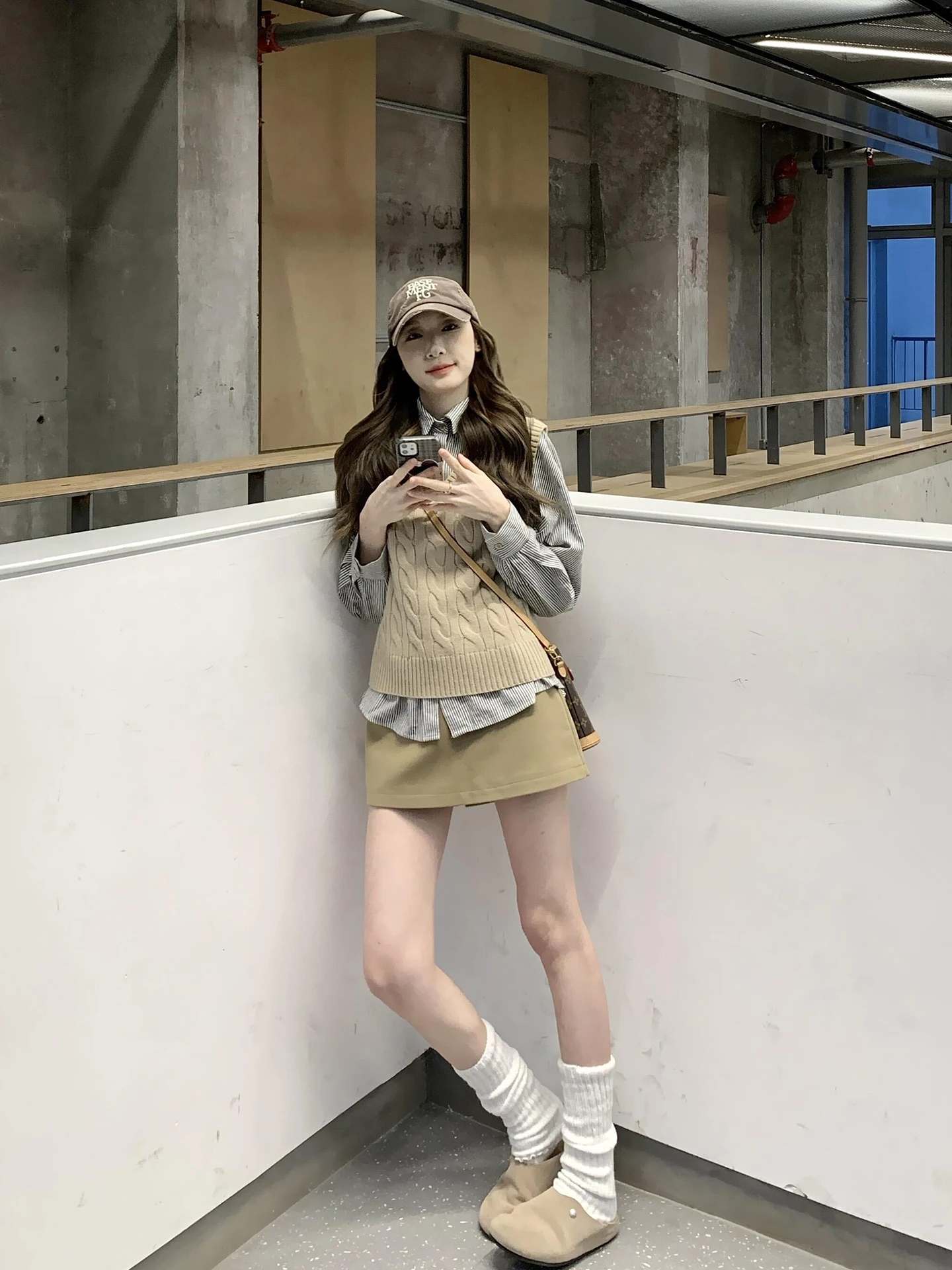 

FEMPILOT Preppy Striped irt Svel Knitted Vest Set Women's Skirt Tee-piece Spring Faion Ensemble