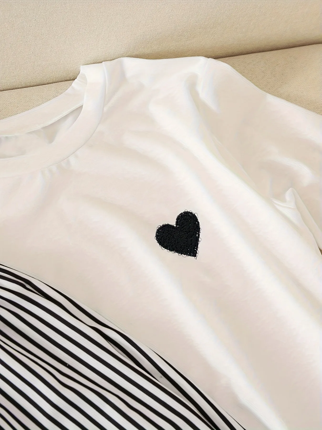 2-teiliges Set für Kinder und Mädchen, kurzärmliges T-Shirt mit Herz-Stickerei und gestreifte Hose mit weitem Bein und Kordelzug, lässiges, gemütliches Loungewear-Outfit – Detail 4