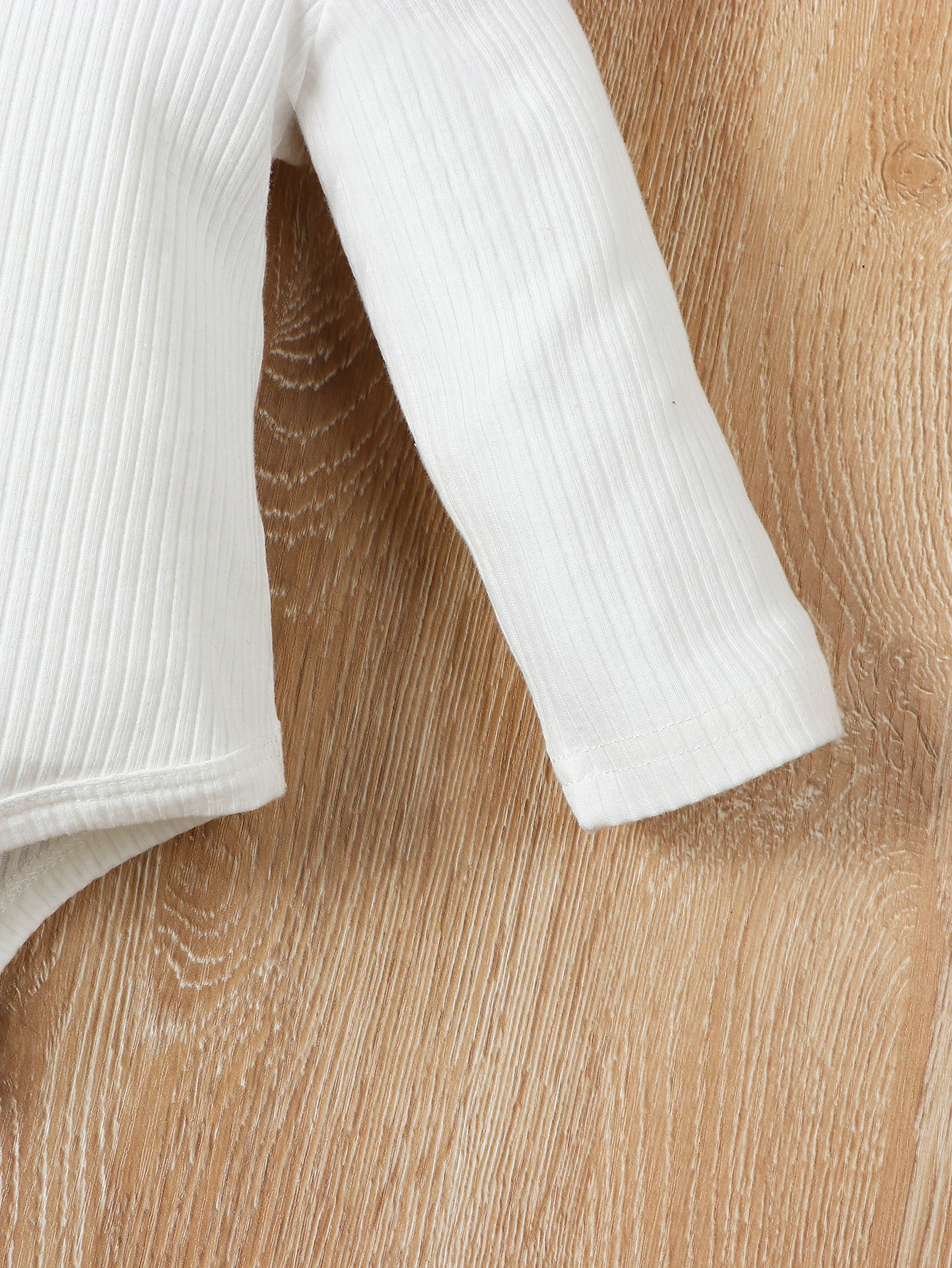 Weißer Langarm-Strampler für Herbst und Winter mit niedlichen 3D-Ohren und Hosenträgern, Baby-Mädchen-Outfit – Detail 7