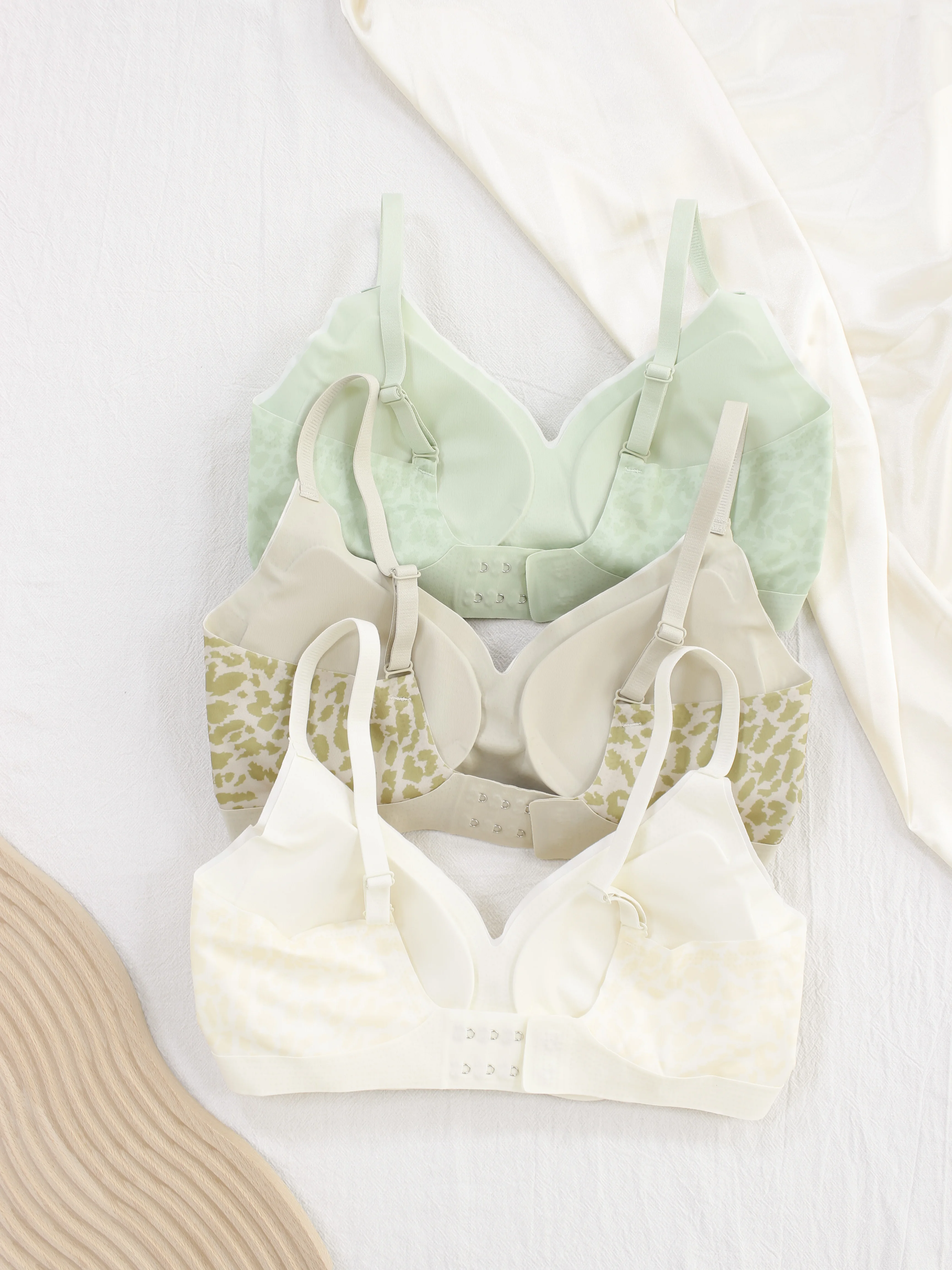 Los sujetadores push-up sin costuras de 3 piezas evitan la flacidez. Con un diseño simple en colores sólidos, son cómodos y transpirables.