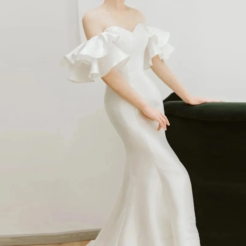 Un nuovo abito senza spalline in chiffon con spalle scoperte semplice ed elegante a coda di pesce in raso monospalla