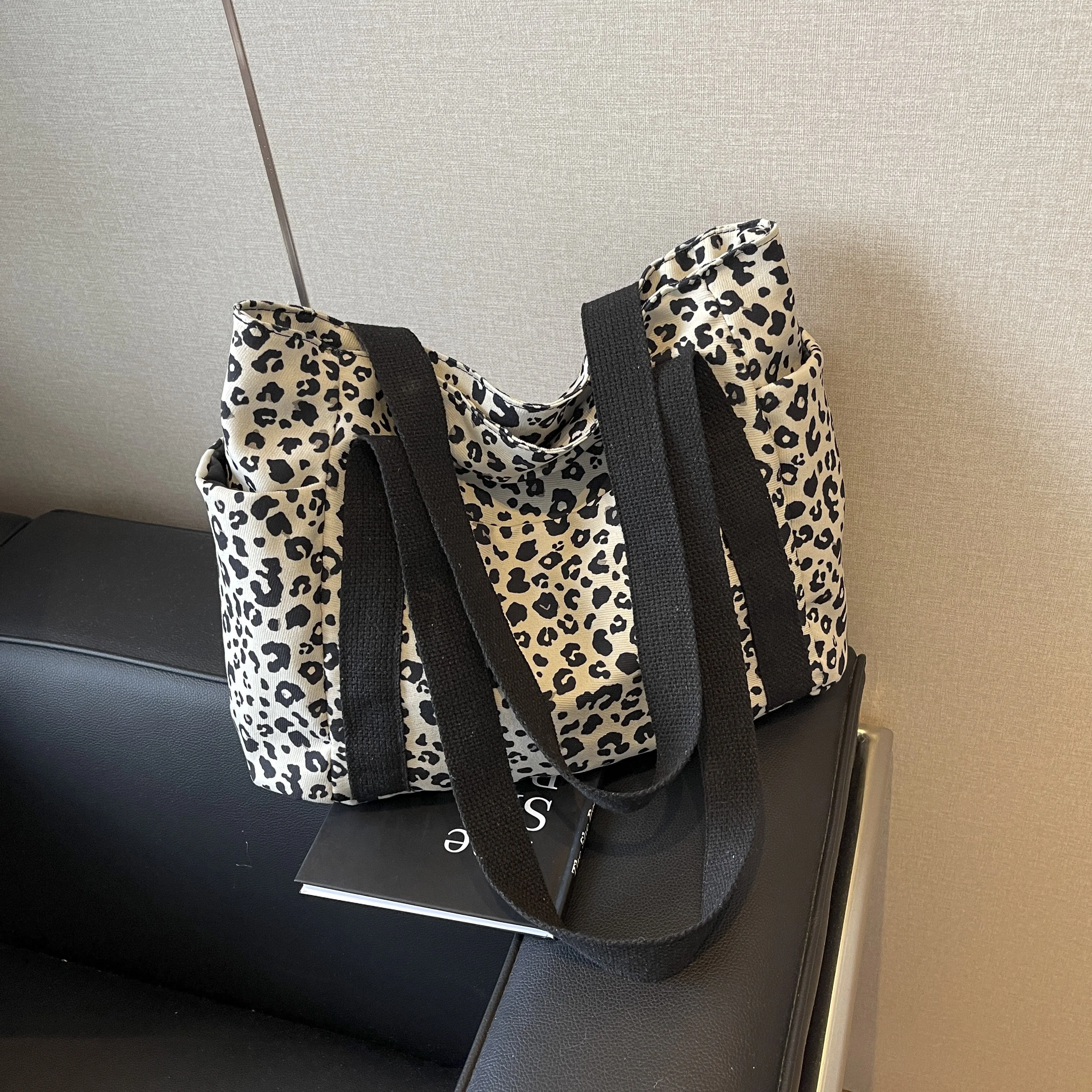 Fashionable leopard print minimalist casual large capacity tote bag for commuting to school