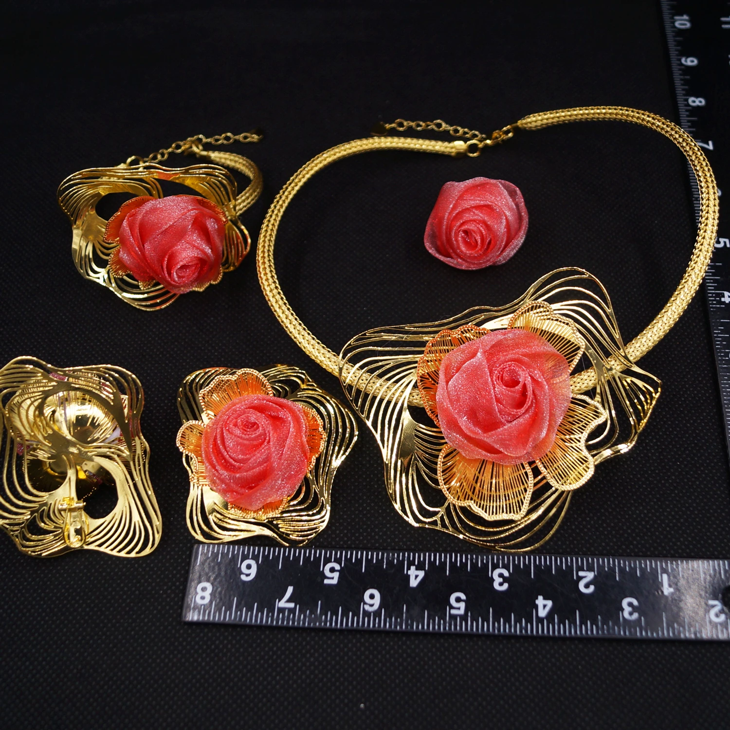 Yulaili's new romantic wedding four-piece set of exquisite advanced elegant red flowers for couples to propose dating gifts