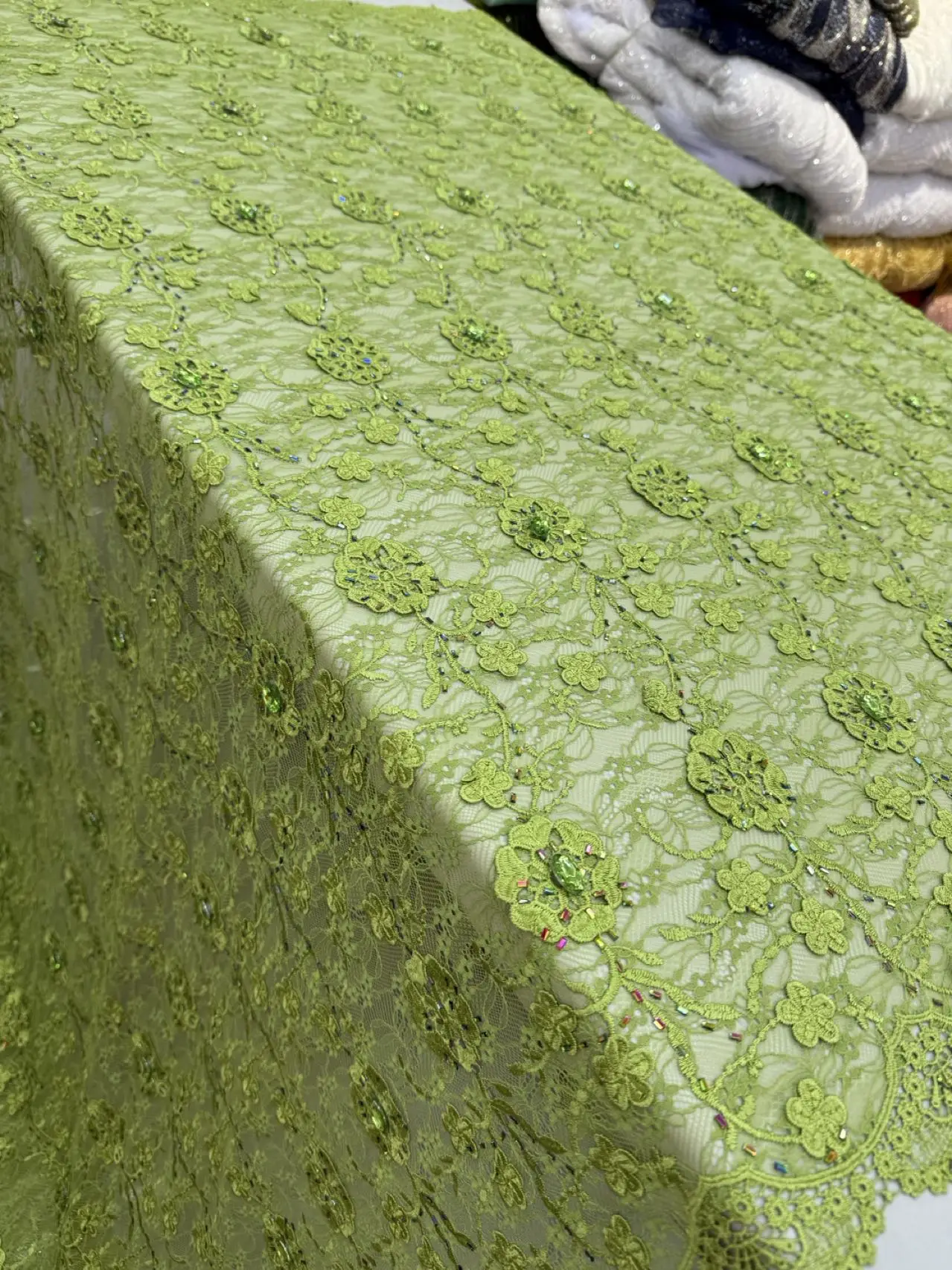 

Новейшая африканская кружевная ткань 2026 года: нигерийское кружево с узором «камни», кружево из молочного шелка, дубайское кружево для пошива платьев