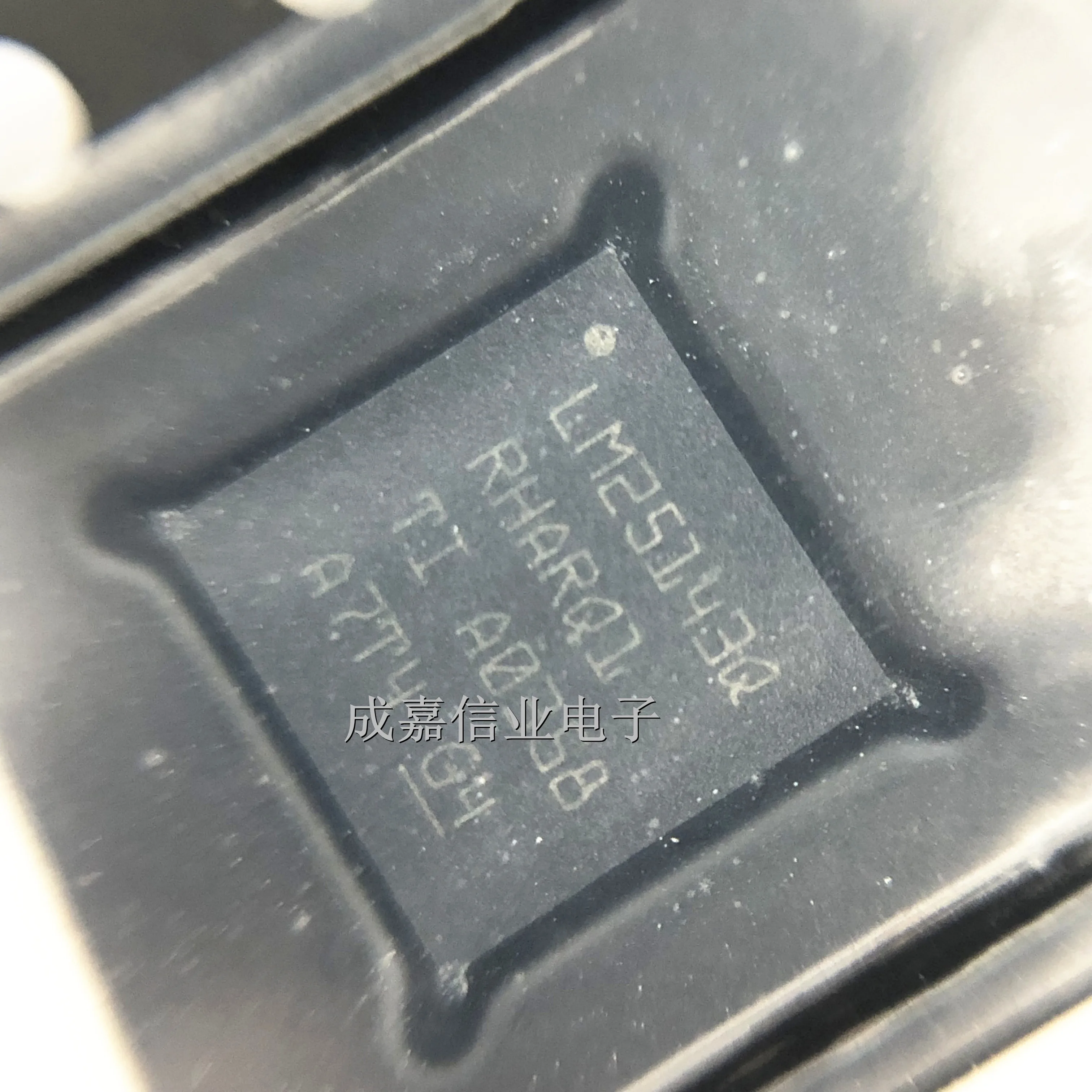 1 pz/lotto LM25143QRHARQ1 VQFN-40 Regolatori di Tensione di Commutazione Automotive da 3,5 V a 42 V Temperatura di Funzionamento: 40 C-+ 150 C