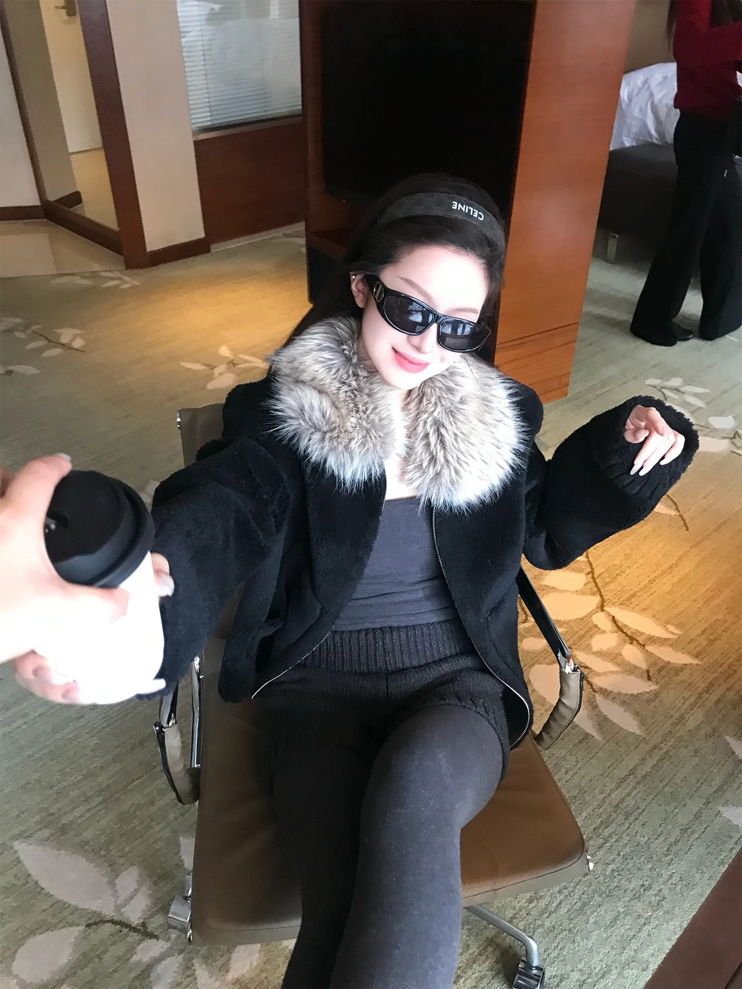 

Женская укороченная куртка Superniniyy на молнии из кожи и меха с воротником из овечьей шерсти мелкого ворса, с возможностью индивидуального окрашивания