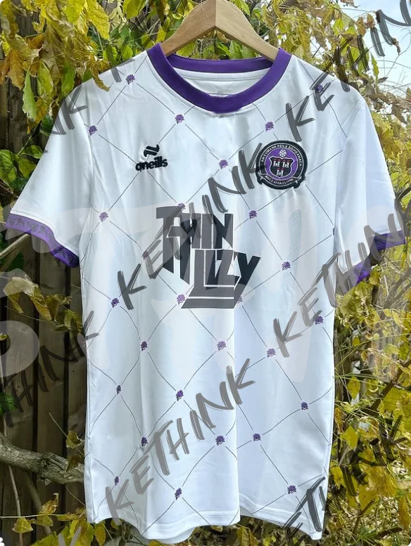 تي شيرت بوهيمي جديد. تحية إلى Thin Lizzy'S Famous 1977 Gig. تتميز اقتباسًا من الأولاد يعودون في المدينة على الرقبة