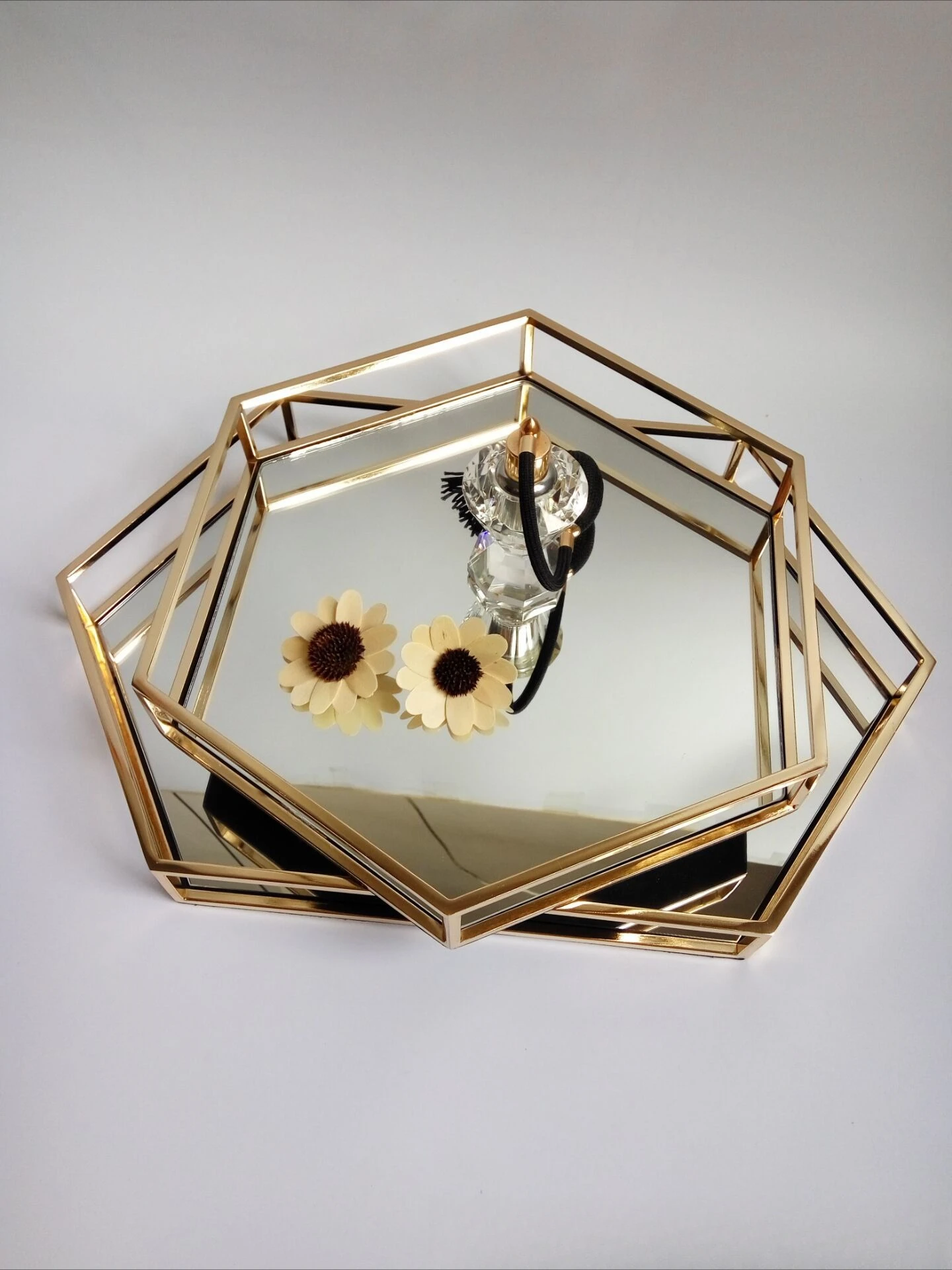 

Metal j mirror tray, post-modern European model room, villa hotel clubhouse ornament, special-shaped gold tray