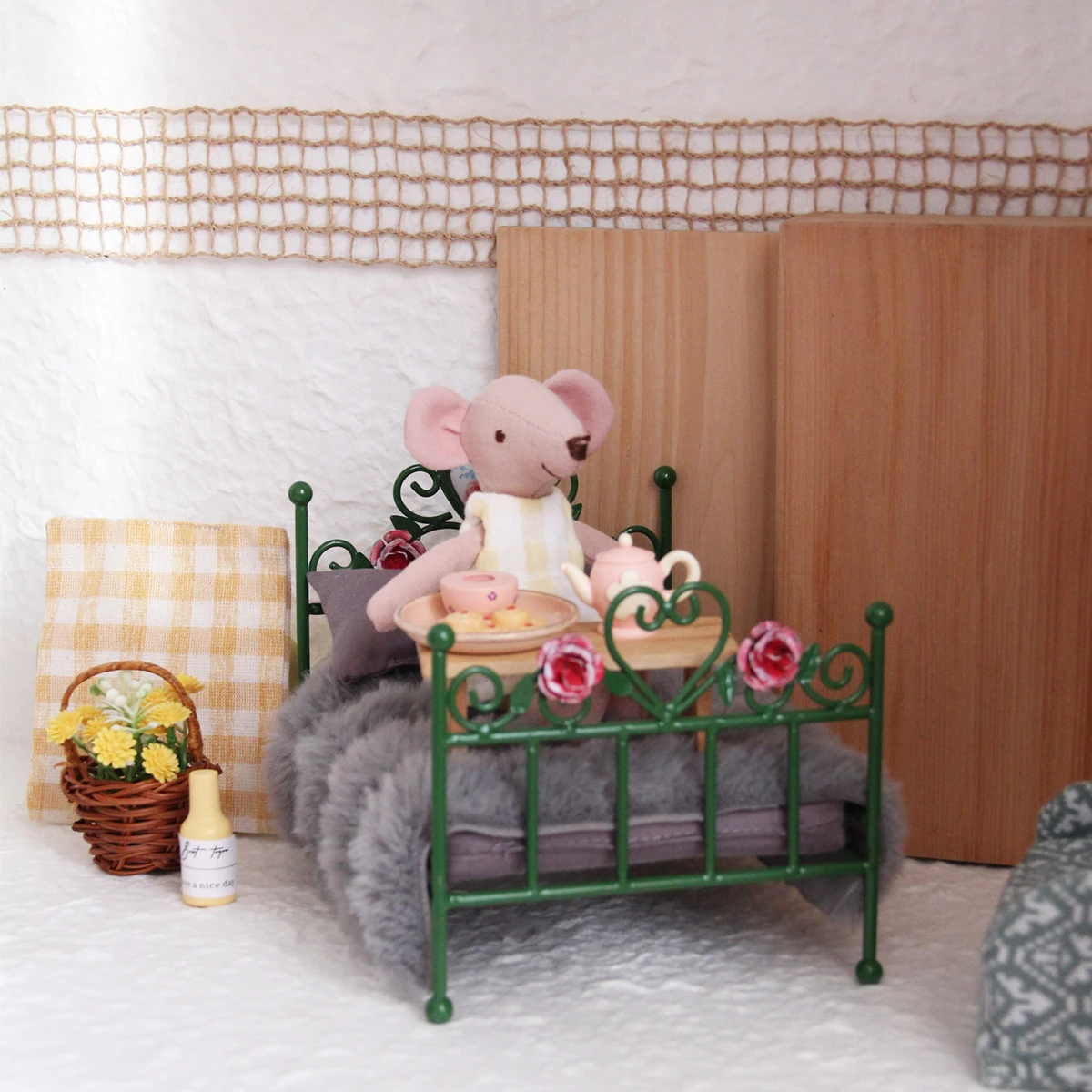 1:8-1:12 miniature furniture L-16cm carved iron bed (including bedding) suitable for mini house decoration
