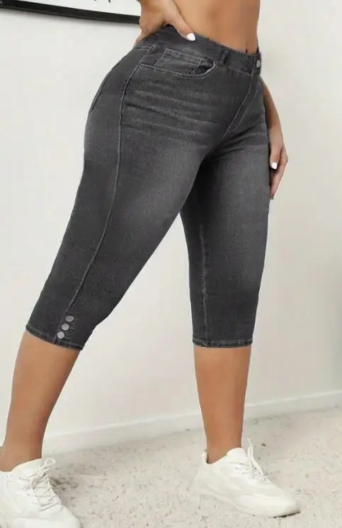 2026 سروال تنحيف كاجوال بالإضافة إلى زر من قماش الدنيم المرن بخمسة أرباع للجينز النسائي