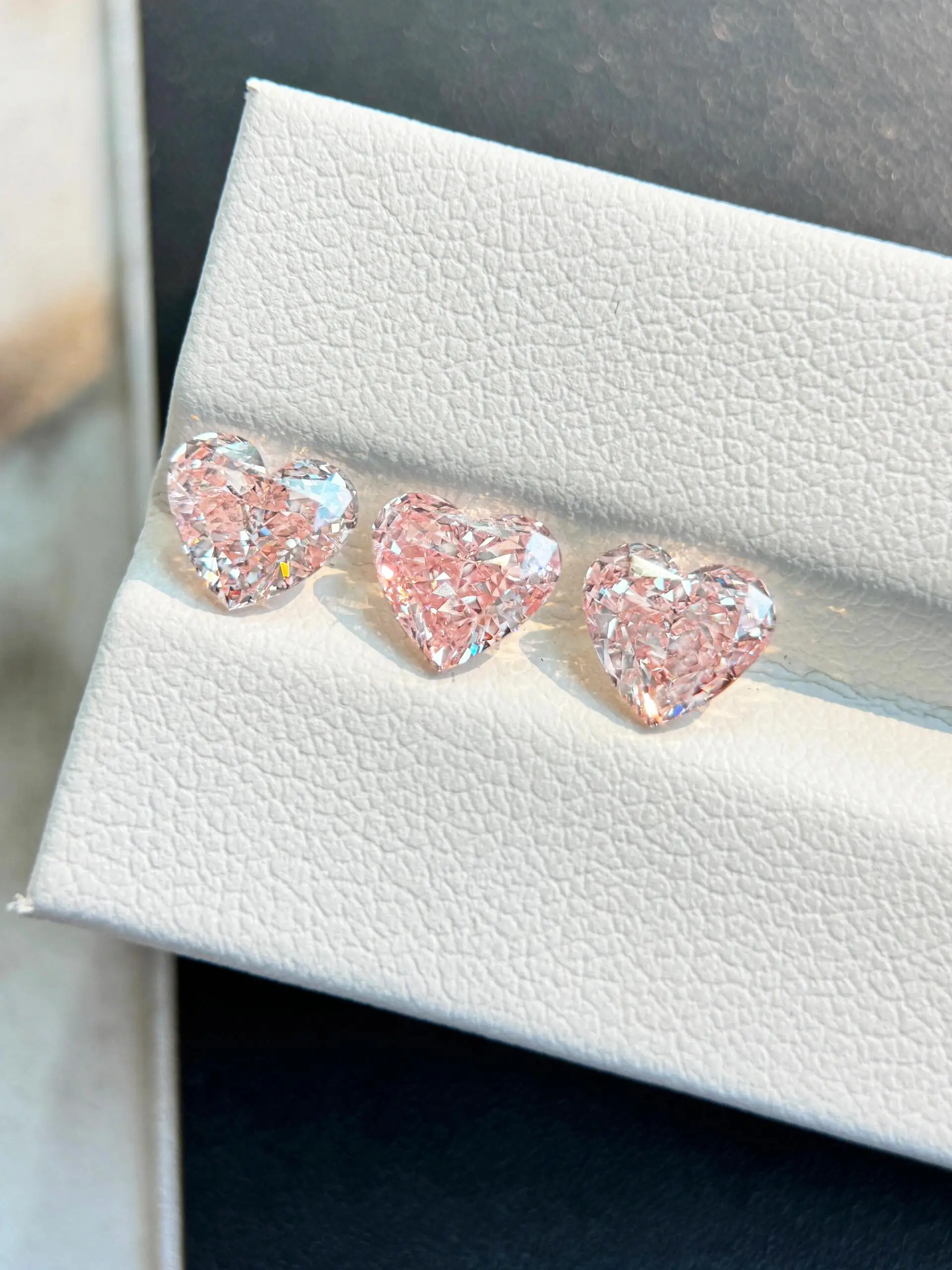 

1ct Fancy Intense Pink VVS VS Lab Grown Diamond Heart Shaped CVD HPHT Beads for Jewelry Making IGI Certified