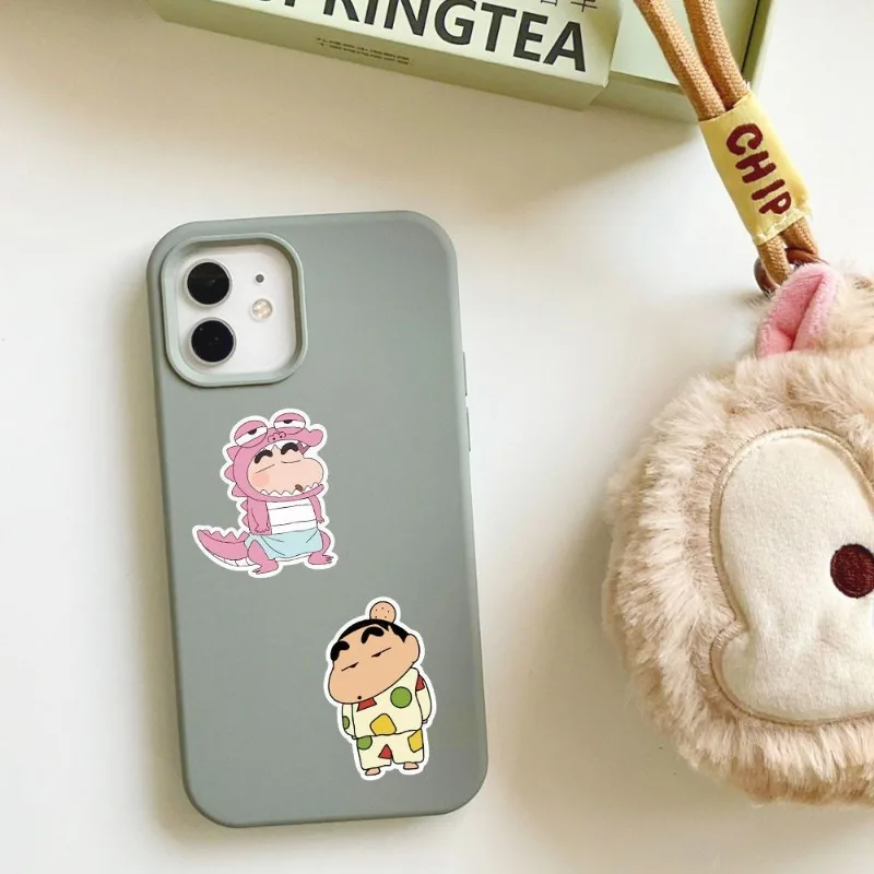 Pegatinas decorativas de dibujos animados para teléfono móvil, pegatinas de crayón de Shin-chan de 50 piezas, impermeables, para equipaje de cuaderno, venta al por mayor