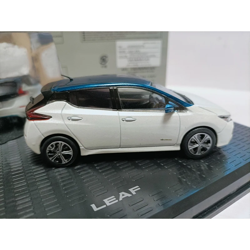 1:43 Scale Nissan Leaf Alloy Car Model Ornaments