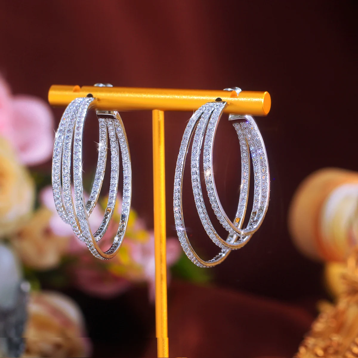 CWWZircons 3 Kreise Bling Zirkon Pavé Luxus Gelbgoldfarbene Große Runde Geometrische Dreifach-Creolen für Damen Großhandel E0302 – Detail 13