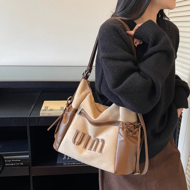 

2025 Niche Shoulder Bag, Luxe Commuter Purse for Women, Versatile Crossbody Tote, Minimalist Day-to-Night Bag, Textured Sling