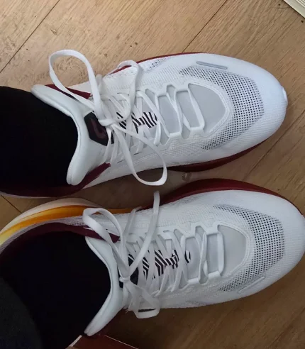 

Мужские сетчатые кроссовки с мягкой подошвой — универсальная обувь для пар, которые хотят комфортно прогуливаться в офисе.