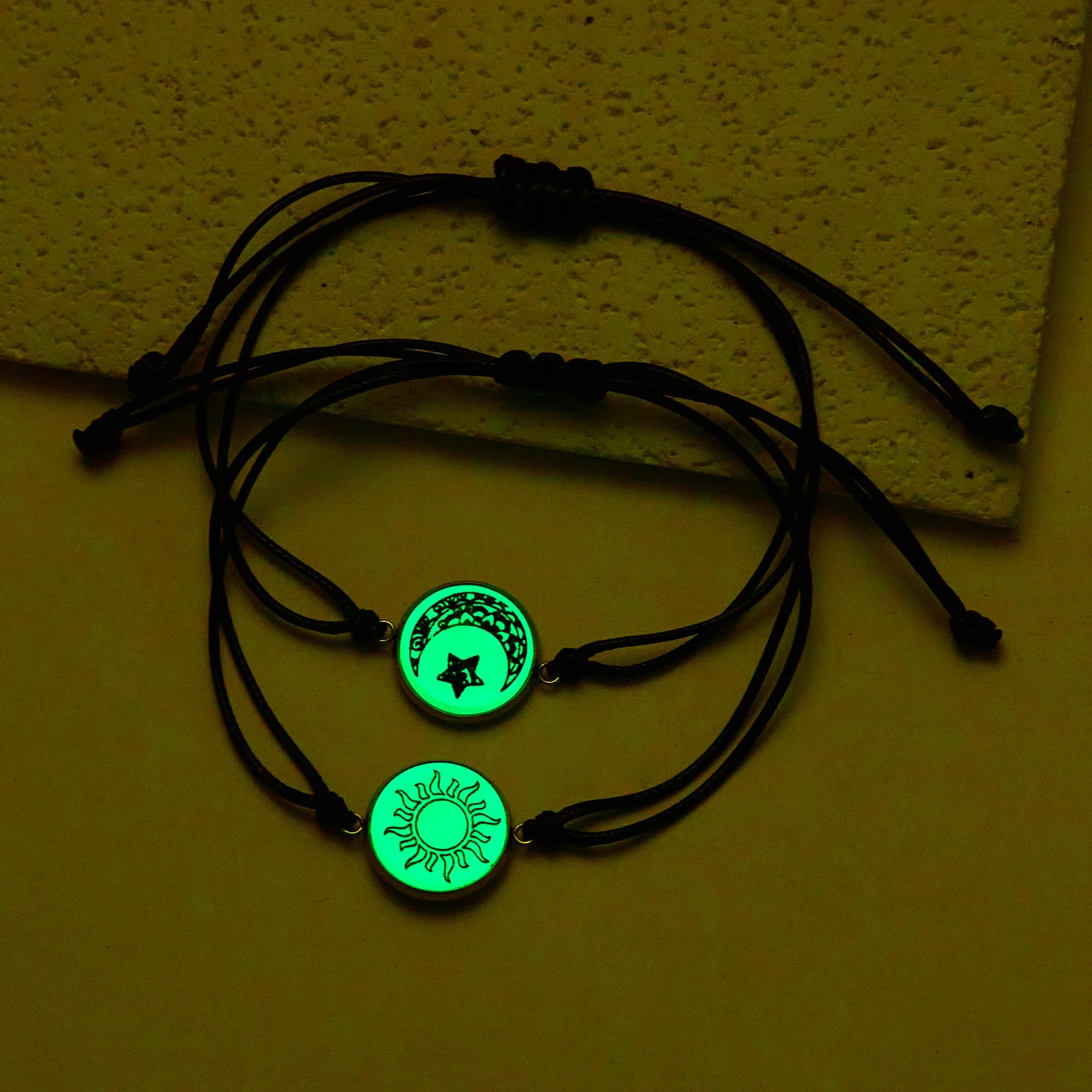 1 مجموعة توهج في الظلام أساور للأزواج لعشاق الشمس القمر فراشة مضيئة مطابقة سلاسل Noctilucent مجوهرات أصدقاء هدية