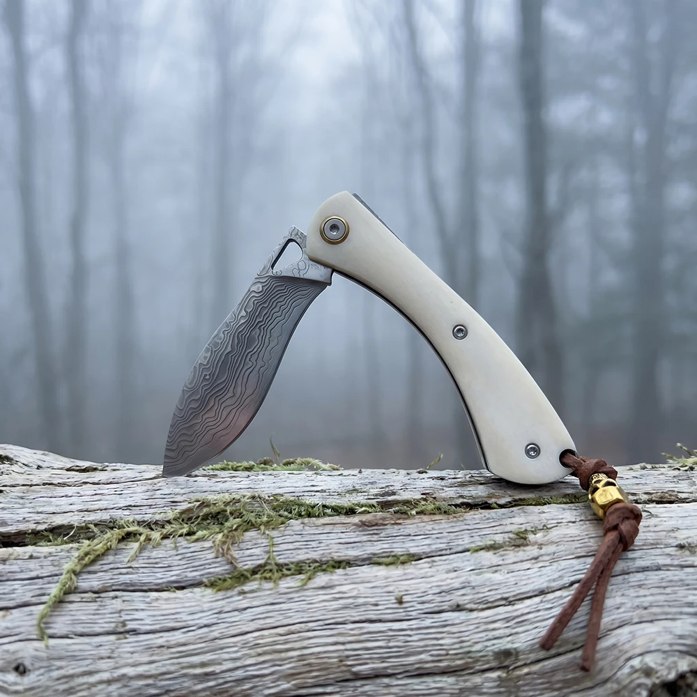 Cuchillo Plegable de Damasco con Mango de Hueso Bovino para Exploración en la Selva, Campismo, Manualidades y Corte de Frutas