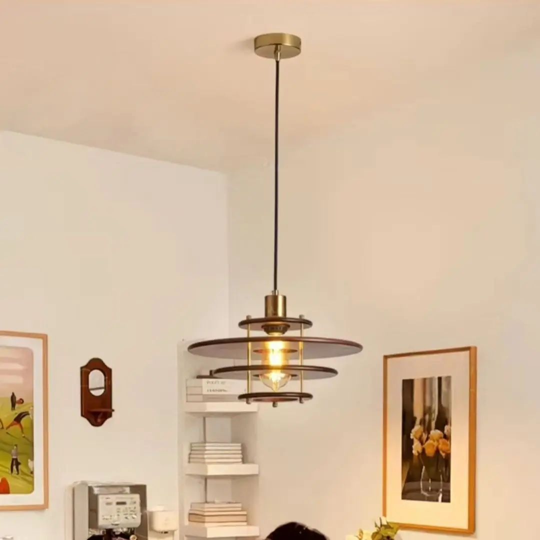 レトロなウォールナット材のレストランシャンデリア、デザイナーによる無垢材のバーカウンターシャンデリア、クリエイティブな窓型UFOシャンデリア