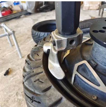Electric vehicle tire installation vacuum tire pick machine suitable for 3 hole 5.7/7 hole spacing disc brake hub motor