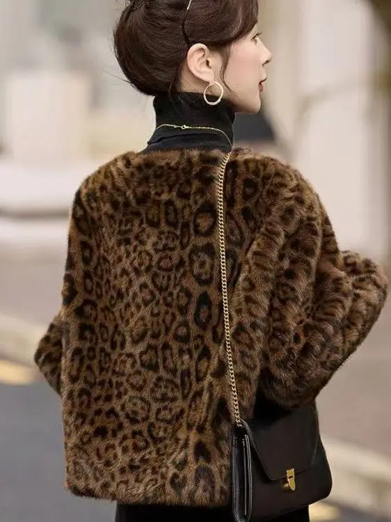   เสื้อโค้ทลายเสือดาวสำหรับผู้หญิง หนังเทียม ขนสัตว์ แต่งขอบ ดีไซน์ทันสมัย คอวี ใส่ได้ทุกวัน