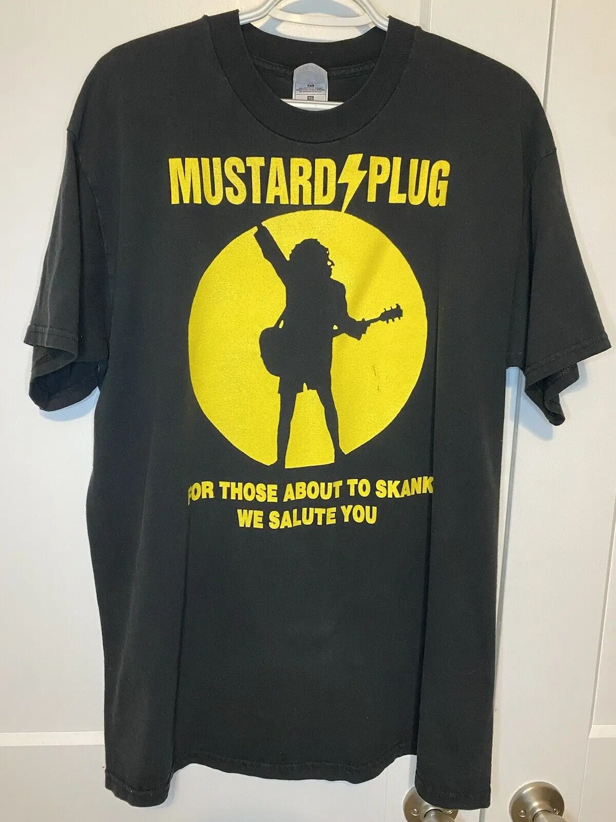 

Футболка 90-х горчичного цвета в винтажном стиле с застежкой-штекером