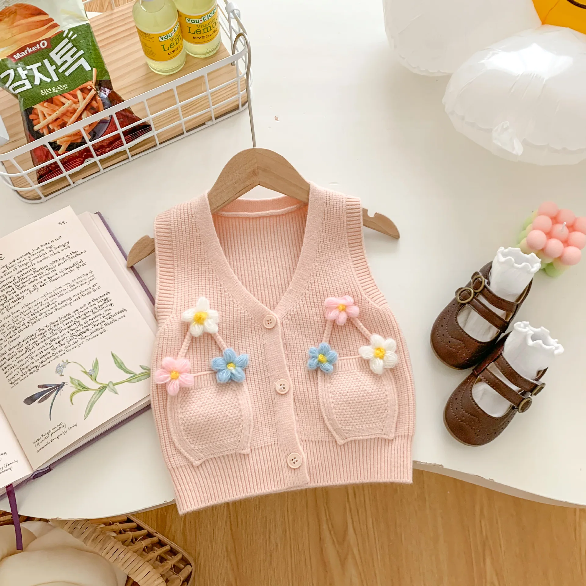 3-8 years old spring and autumn model children\'s three small flowers sweater Girls cardigan cartoon knit vest vest