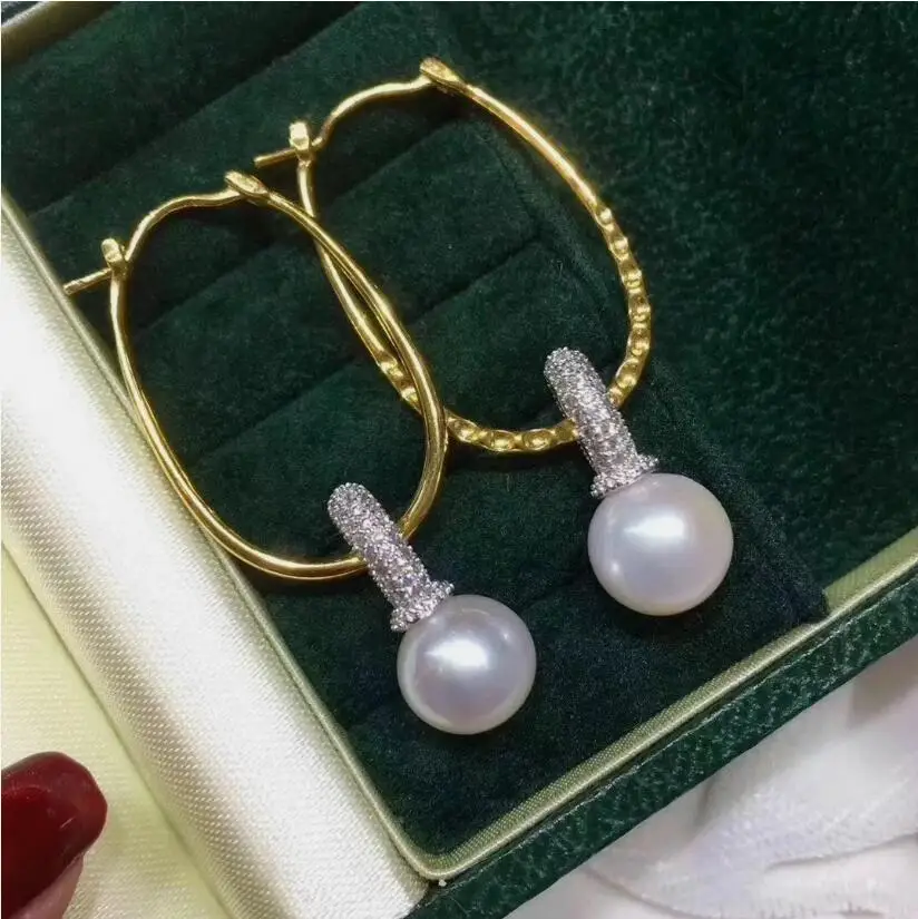 

Великолепные круглые серьги с белым жемчугом Южных морей диаметром 10–11 мм, 925-х годов.