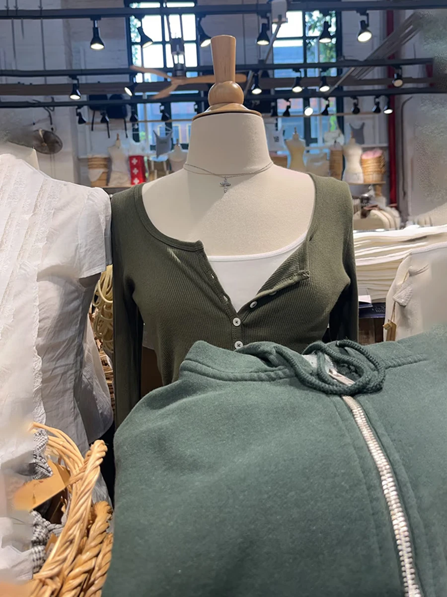 

Зеленые ребристые тонкие футболки с шестью пуговицами, женские осенние новые хлопковые футболки с круглым вырезом и длинными рукавами, простые универсальные базовые футболки, топы Y2k