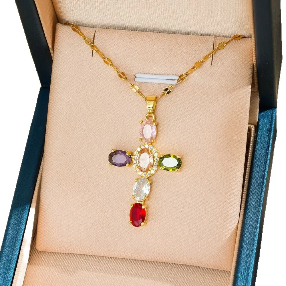 럭셔리한 터치와 독특한 컬러감을 더한 빈티지 십자가 모양의 지르콘은 눈부시고 다재다능합니다.