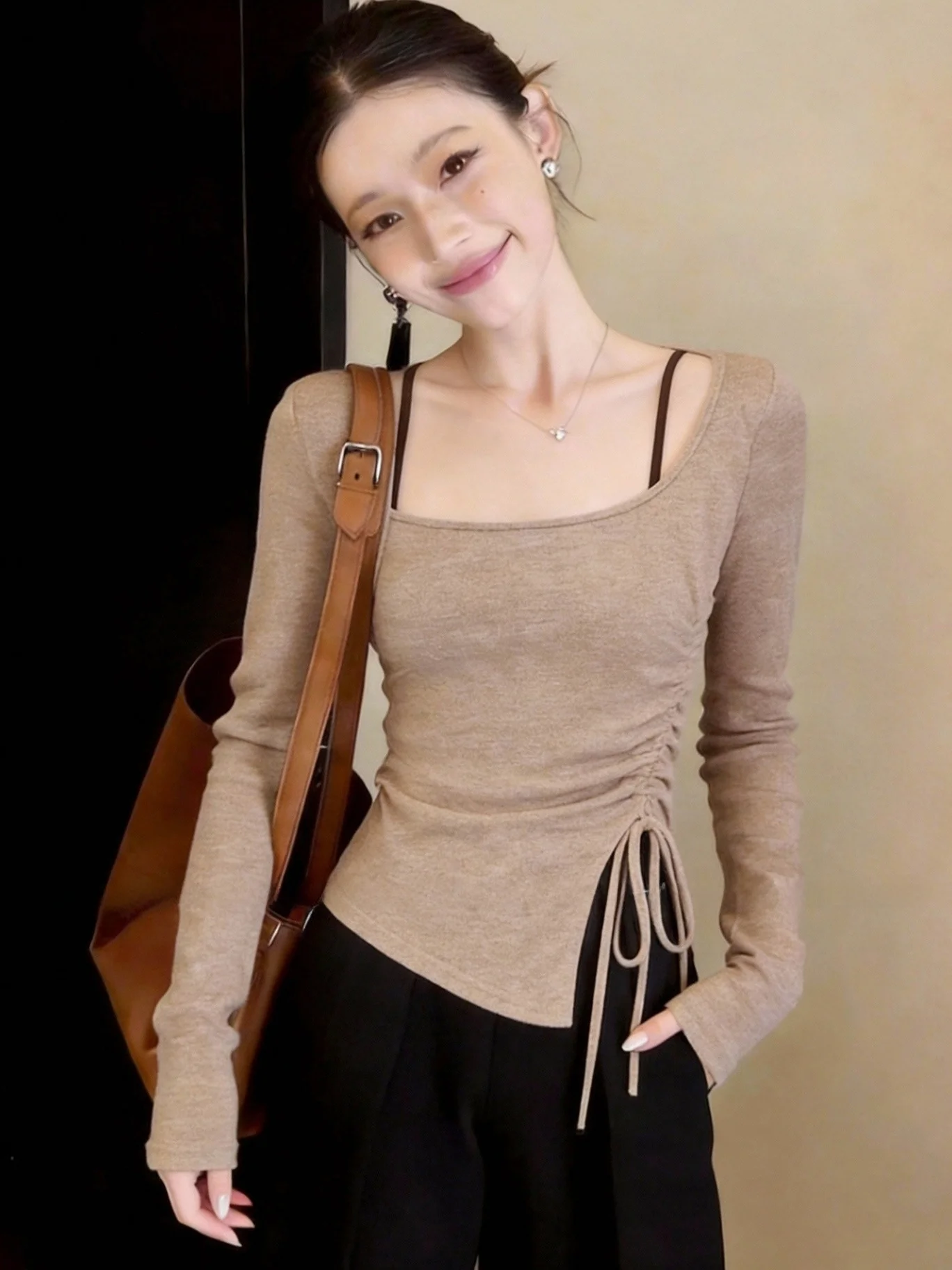 

Весна 2026: Женский облегающий трикотажный топ с длинным рукавом, квадратным вырезом и завязками на талии, омолаживающий эффект