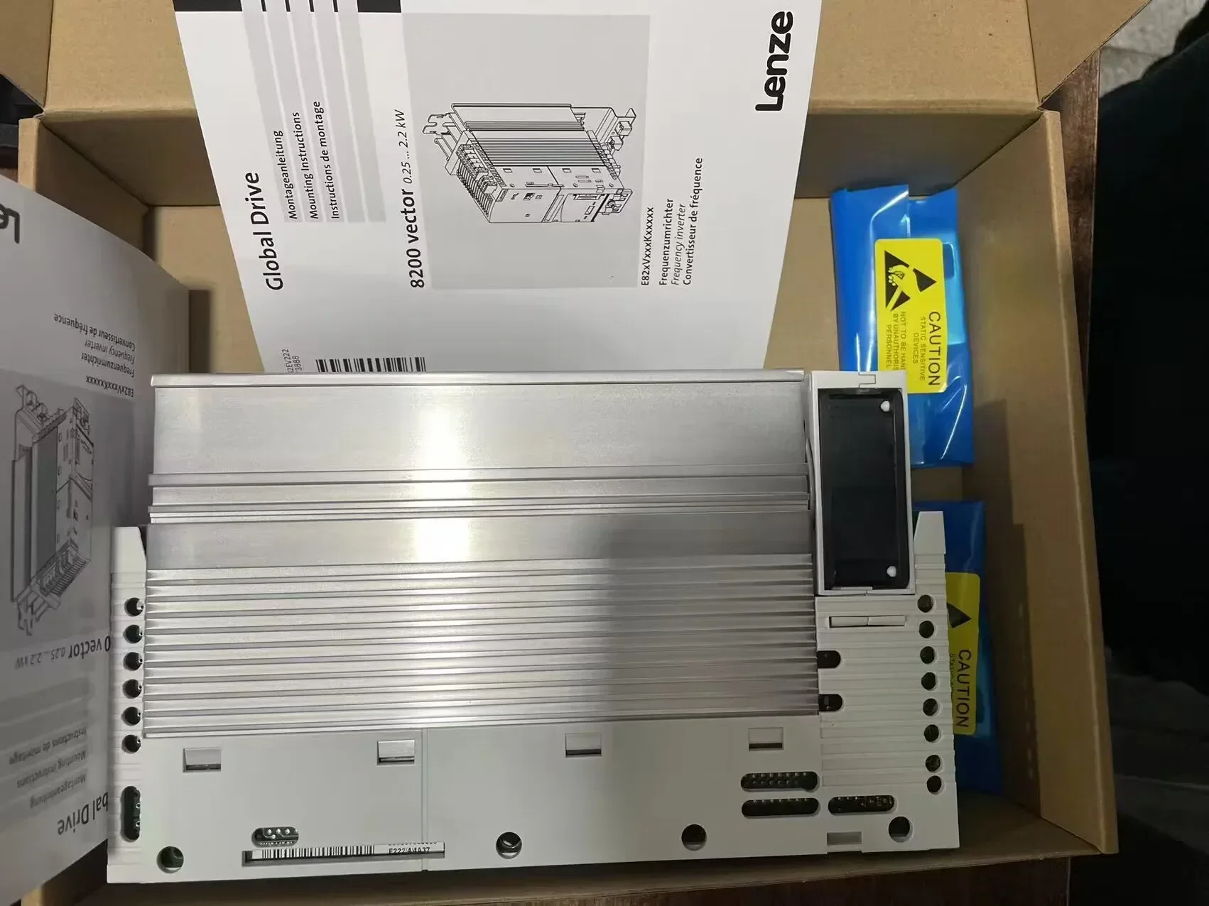 

Оригинальный преобразователь частоты Lenze 8200 E82EV222-4C E82EV222K4C E82EV222K4C200