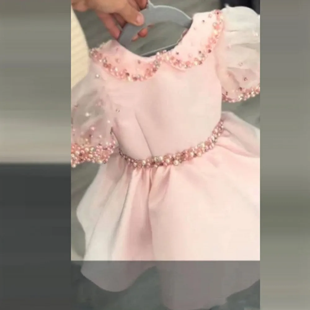 ชุดเดรสดอกไม้สีชมพู O คอสั้นแขนลูกปัดไข่มุกเข่าความยาวสาวชุดวันเกิด First Communion Gowns