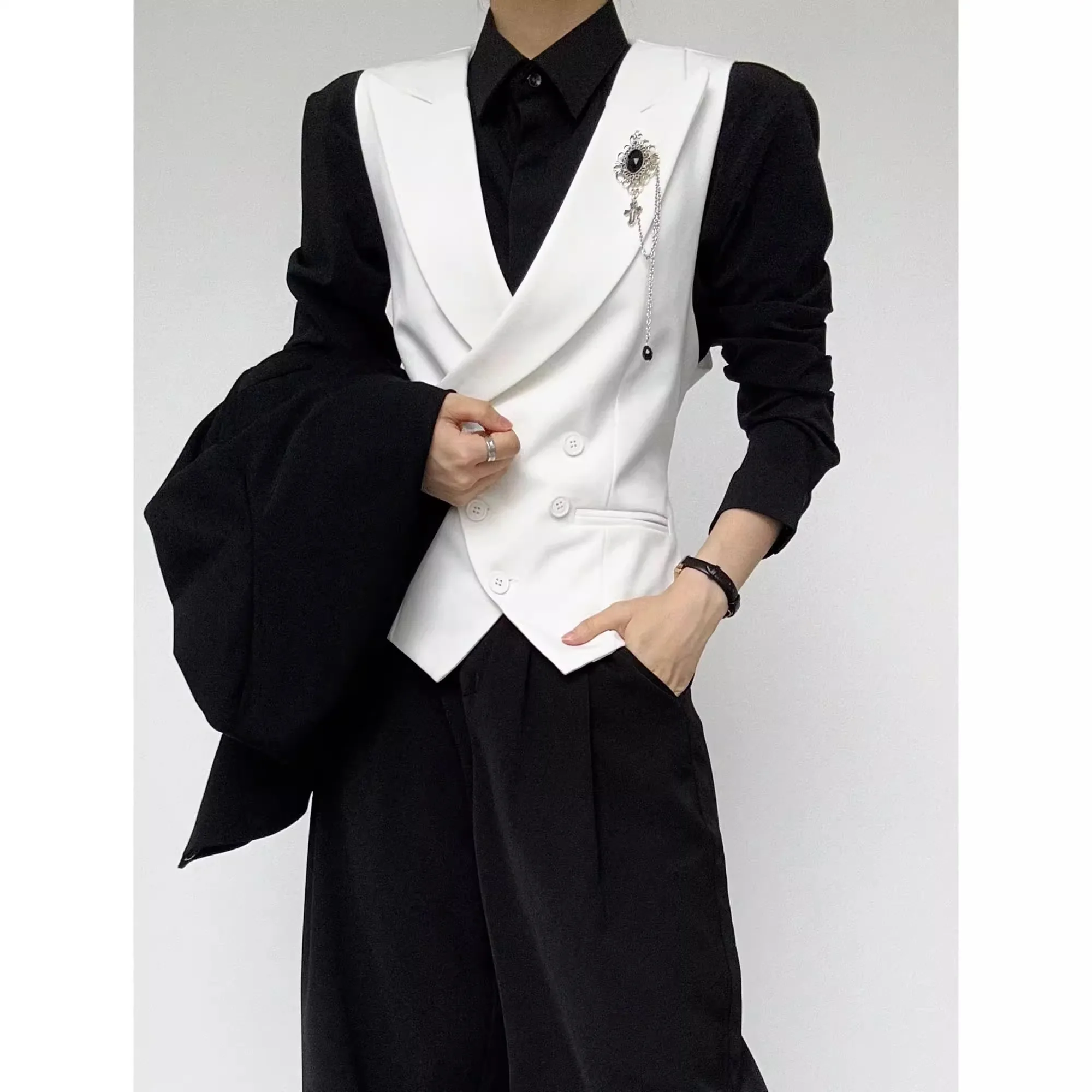 Single white vest without brooch