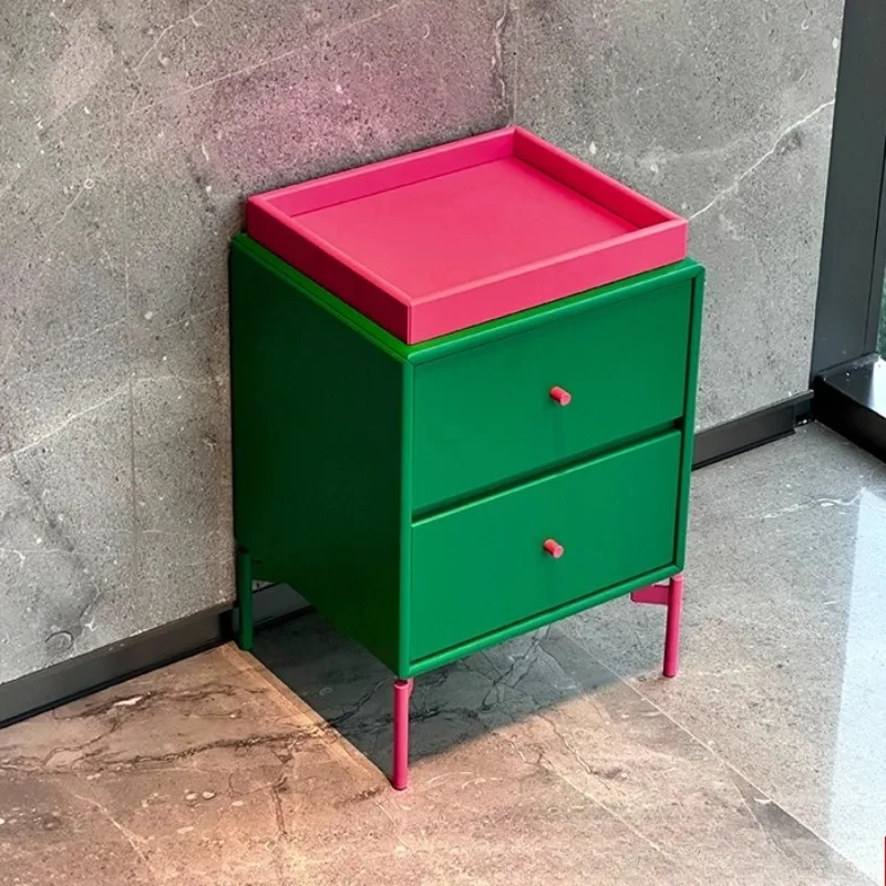 طاولة بجانب السرير لمشاهير الإنترنت