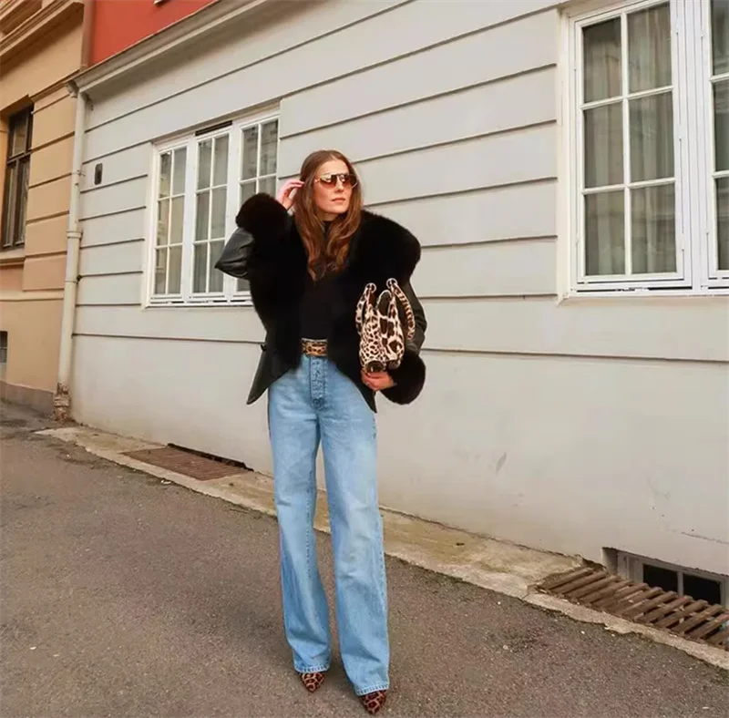 เสื้อแจ็คเก็ตผู้หญิง คอลเลคชั่นฤดูใบไม้ร่วง 2025 สไตล์ใหม่ สีดำ แขนยาว แต่งปกขนเฟอร์ขนาดใหญ่ หนังเทียม พร้อมเข็มขัดรัดเอว