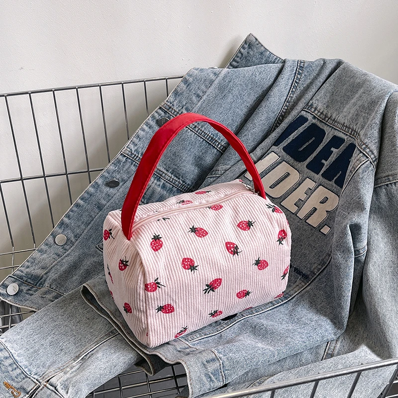 

Hand-carrying strawberry printed makeup bag 2025 new fashion trend versatile portable clutch bag cute girl