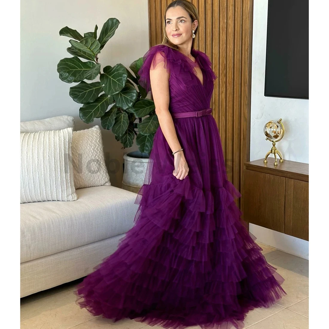 فستان سهرة من التول برقبة على شكل حرف V مع حزام على شكل حرف A وطيات لحفلات الزفاف حسب الطلب