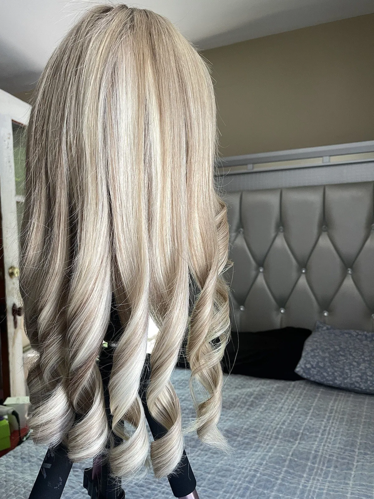 Peruka syntetyczna ombre z luźnymi falami, modne pasemka, jasny blond, peruka typu lace frontal HD z transparentną koronką, wyprzedaż.