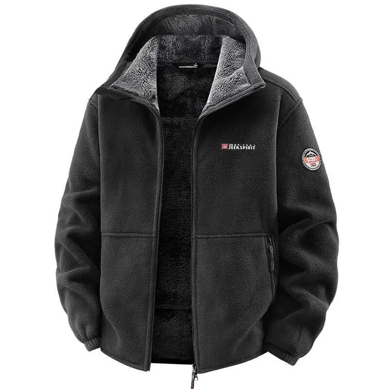 Męska kurtka sportowa z kapturem, ocieplana polarem, wiatroodporna softshell, wewnętrzna warstwa polaru, zapinana na zamek i z kieszeniami.