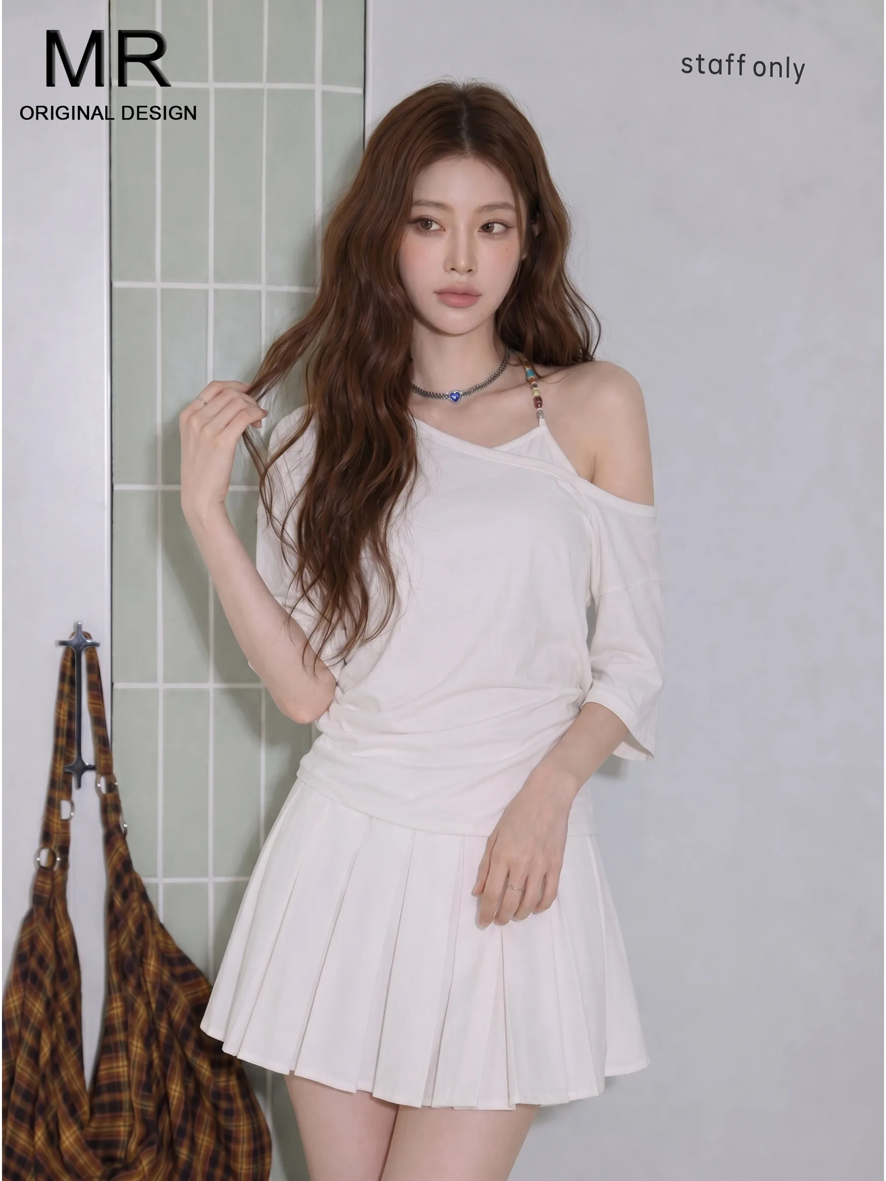 

Korean Style White Short Sleeve T-Shirt Women's Slim Fit Summer Fashion Short Length Top Shoulder Hanging Neck Design