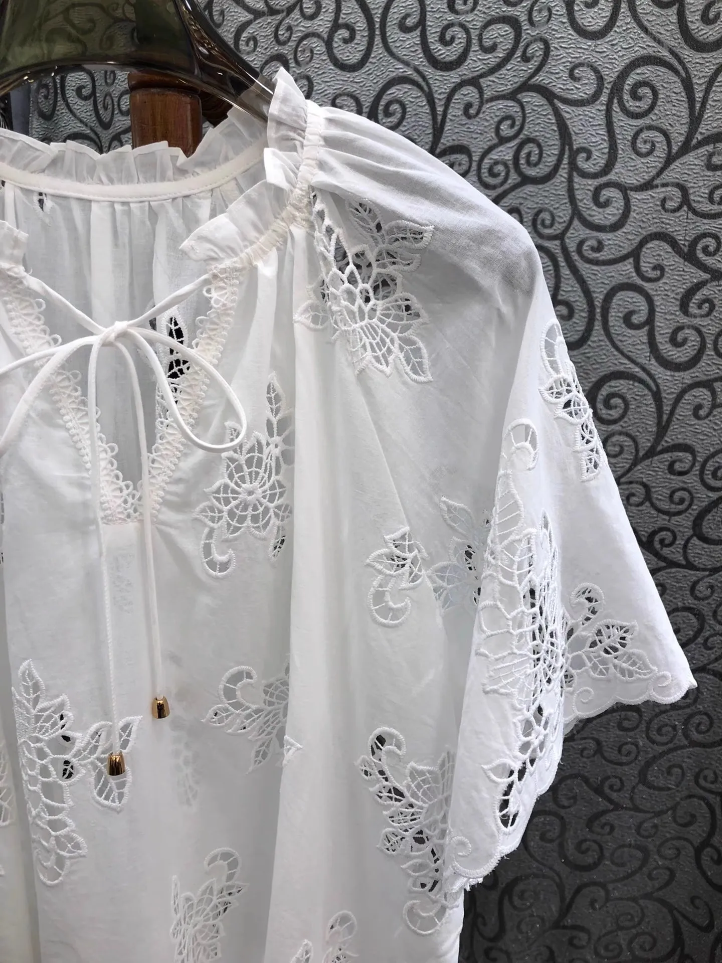 100% ملابس علوية من القطن 2025 موضة الصيف بلوزة بيضاء المرأة القوس طوق الجوف خارج التطريز قصيرة الأكمام بلوزات فضفاضة أنيقة الإناث