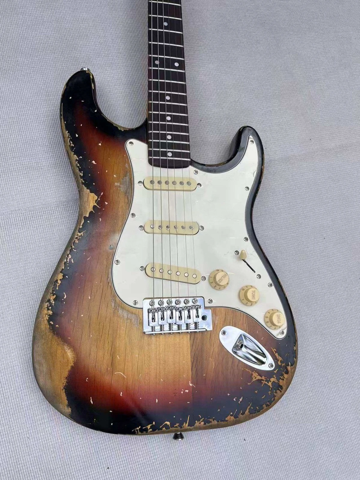 

Гитара 2026 Hot Heavy 3 Tone Sunburst с звукоснимателями SSS и грифом из палисандра