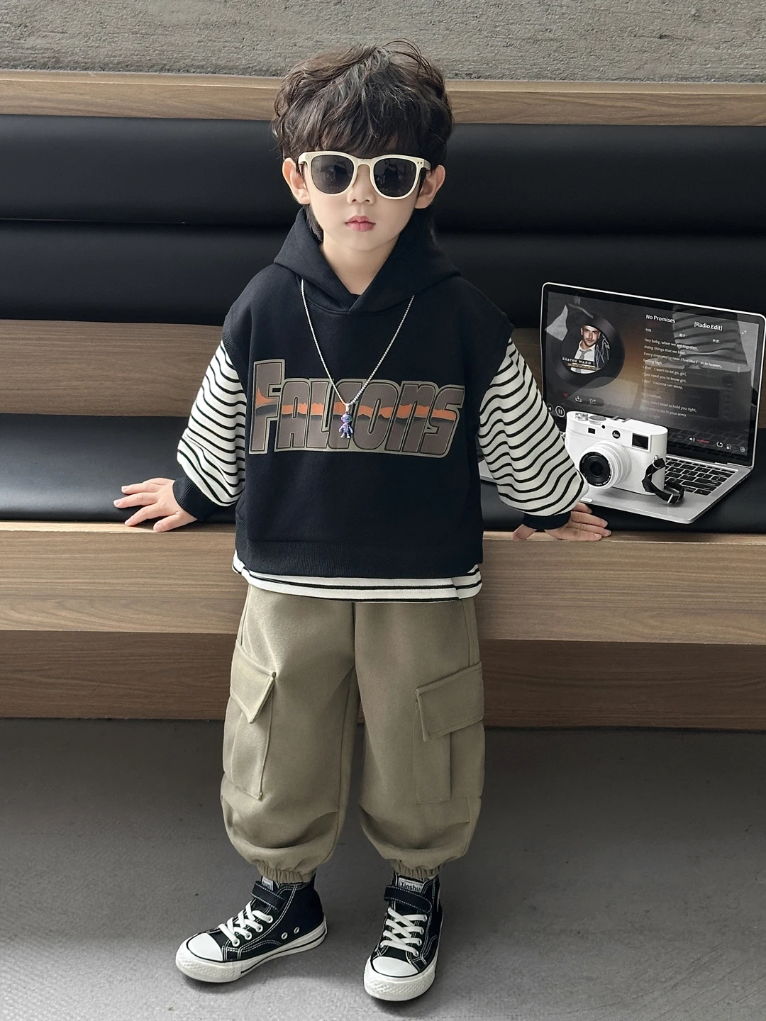 conjunto-de-tres-piezas-de-manga-larga-para-ninos-sudadera-moderna-chaleco-y-pantalones-de-trabajo-ropa-de-bebe-en-mezcla